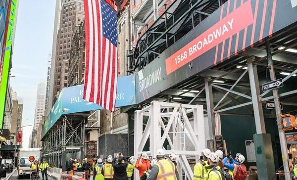 061d93f63b2525431e56ec3e53b083f2 7RHi3t - Stars align to hoist historic Times Square theater for mixed-use project