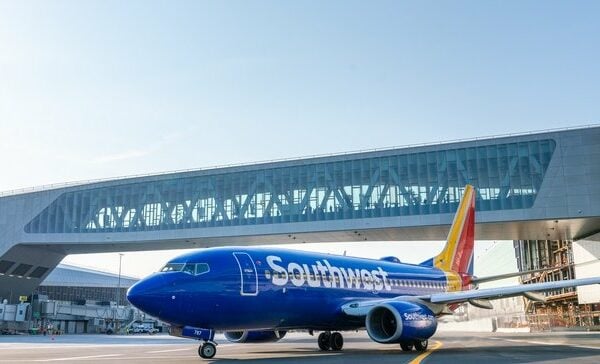 23dd9e8c8106da707f747881403b37a1 S4Z8FX - LaGuardia Airport tops off $4B terminal renovation with completed skybridge