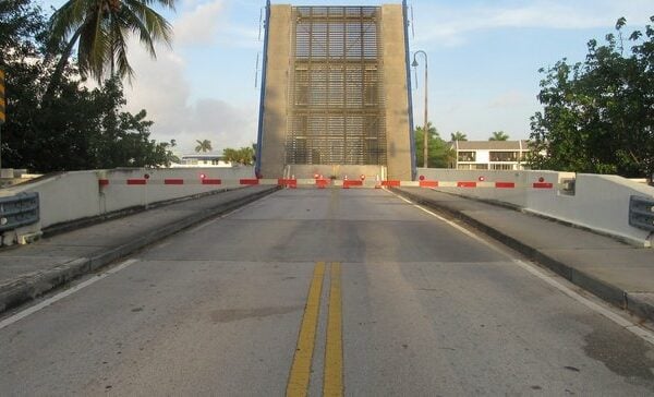 57ba67eb31356061522f6db1c67d47d4 0twykD - Florida drawbridge stuck open, will remain inoperable for weeks