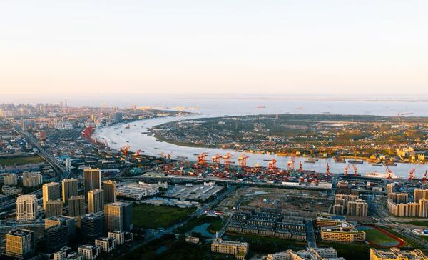 bG9jYWw6Ly8vZGl2ZWltYWdlL0dldHR5SW1hZ2VzLTEzNDU0NTQ4MjAuanBn PulbU9 - With Shanghai at a standstill, supply chain problems are compounding