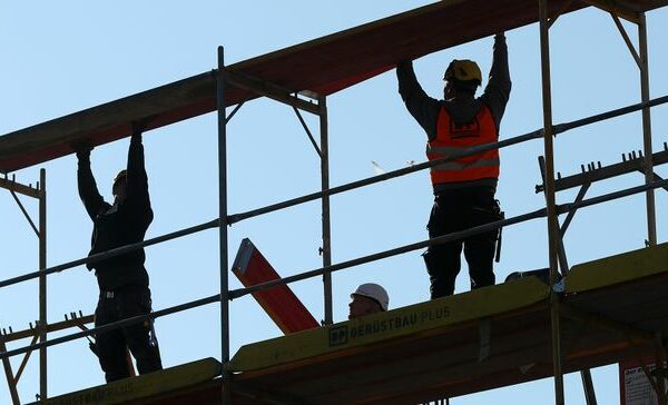 bG9jYWw6Ly8vZGl2ZWltYWdlL0dldHR5SW1hZ2VzLTY0NTg2ODUxNC5qcGc 715dWk - Economic headwinds threaten construction's spring recovery