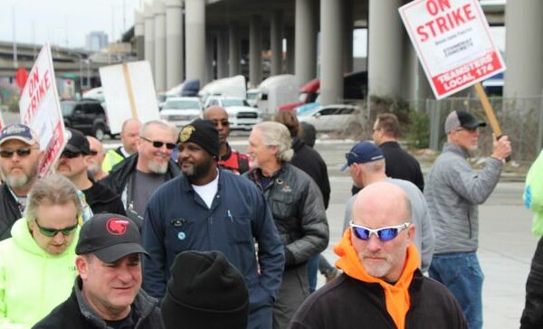bG9jYWw6Ly8vZGl2ZWltYWdlL0lNR184Njg1LkpQRw sHoQA3 - Seattle concrete strike hits fifth month with $1M in support, collusion allegations