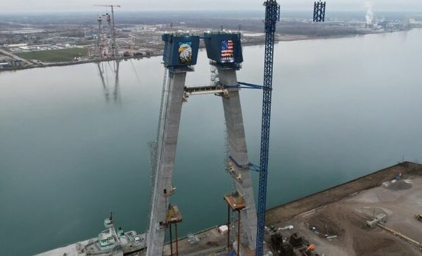 bG9jYWw6Ly8vZGl2ZWltYWdlLzRmNTdmODA4NWU1YmZhMWM5ZjlmZDlhMjY5NTZkMWI2LmpwZw EAIsP4 - Towers stand tall on $4.5B Gordie Howe Bridge