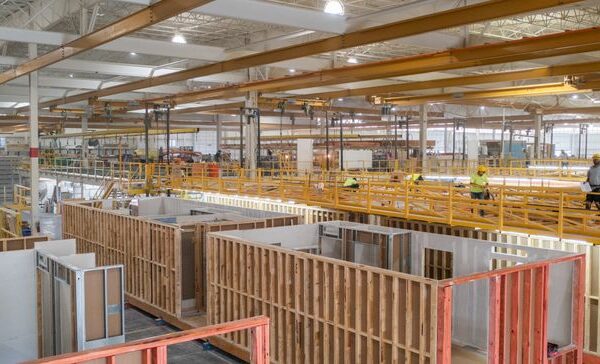 bG9jYWw6Ly8vZGl2ZWltYWdlL21vZHVsYXJfaW5fZmFjdG9yeS5qcGc iWENqU - Builders, MBI press for modular standards