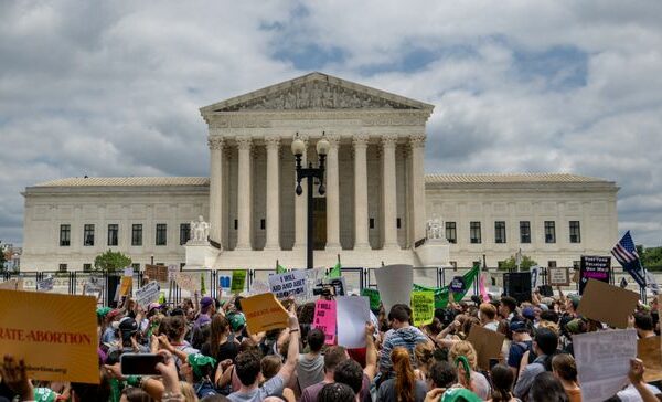 bG9jYWw6Ly8vZGl2ZWltYWdlL0dldHR5SW1hZ2VzLTE0MDQ5MDYwOTkuanBn 3j1P3k - With Roe overturned, employers eye changes to abortion-access benefits