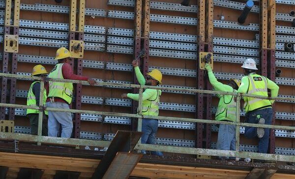 bG9jYWw6Ly8vZGl2ZWltYWdlL0dldHR5SW1hZ2VzLTEzMTIzNjU5NDcuanBn wYNBH5 - Rising labor costs eat away at construction firms' profits