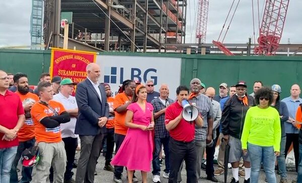 bG9jYWw6Ly8vZGl2ZWltYWdlL2ltYWdlMF9jVkxLSlFJLmpwZWc Z5Gnt3 - Organized labor protests Robert De Niro's $600 million studio project