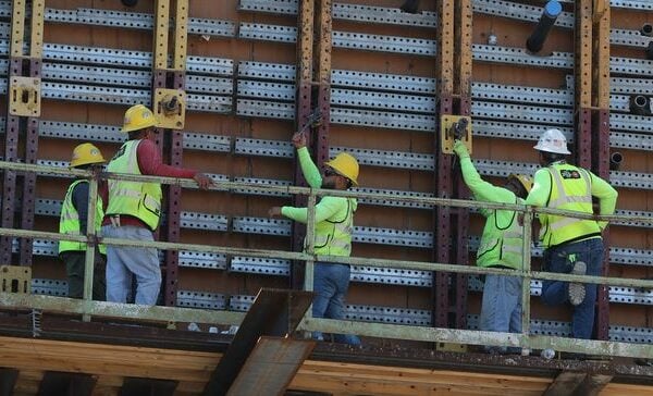 bG9jYWw6Ly8vZGl2ZWltYWdlL0dldHR5SW1hZ2VzLTEzMTIzNjU5NDcuanBn yKYWKT - Why June's upbeat jobs report isn't necessarily positive for construction