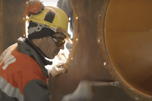 Engineering construction workers win an extra £1 an hour