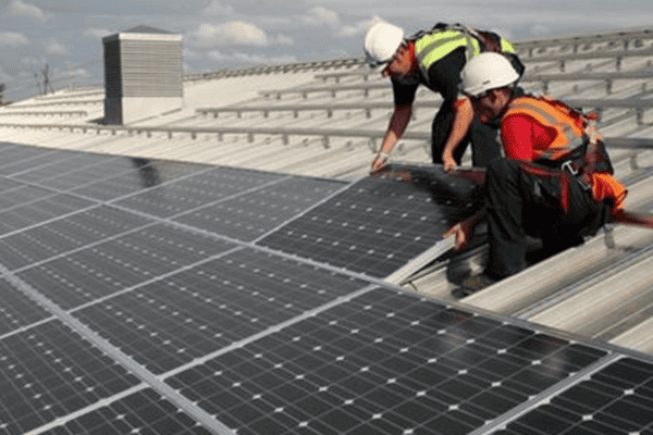 Solar panels set to cover commercial buildings