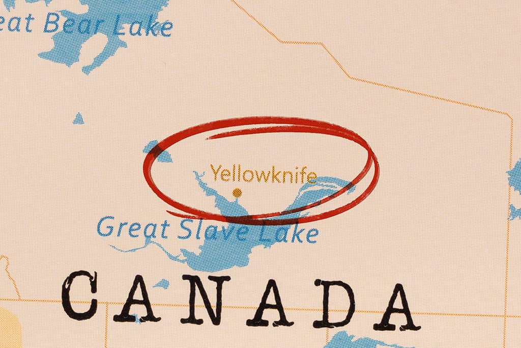 'Ghost town': thousands continue to flee Yellowknife as wildfires loom