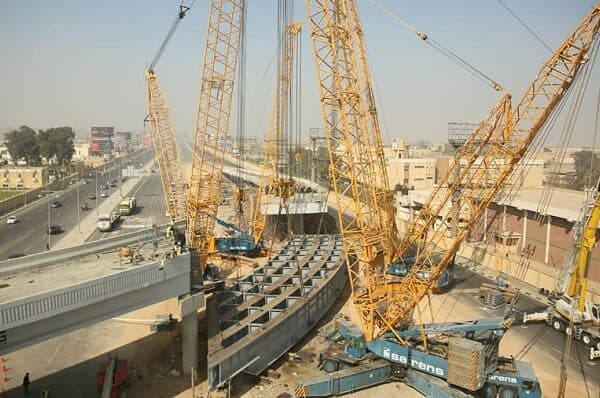 Sarens Lifting Beams on Iconic Al Hadarat Bridge Project in Cairo