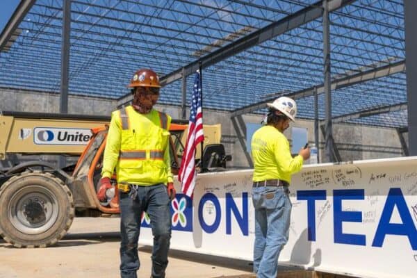 JE Dunn tops out $425M Tennessee manufacturing plant