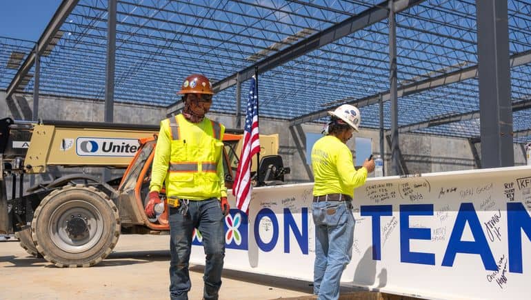 JE Dunn tops out $425M Tennessee manufacturing plant